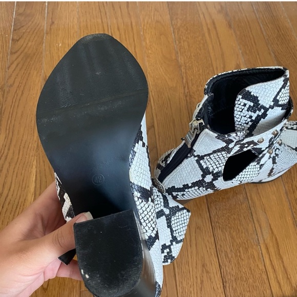 Snakeskin booties size 10 - Picture 6 of 6